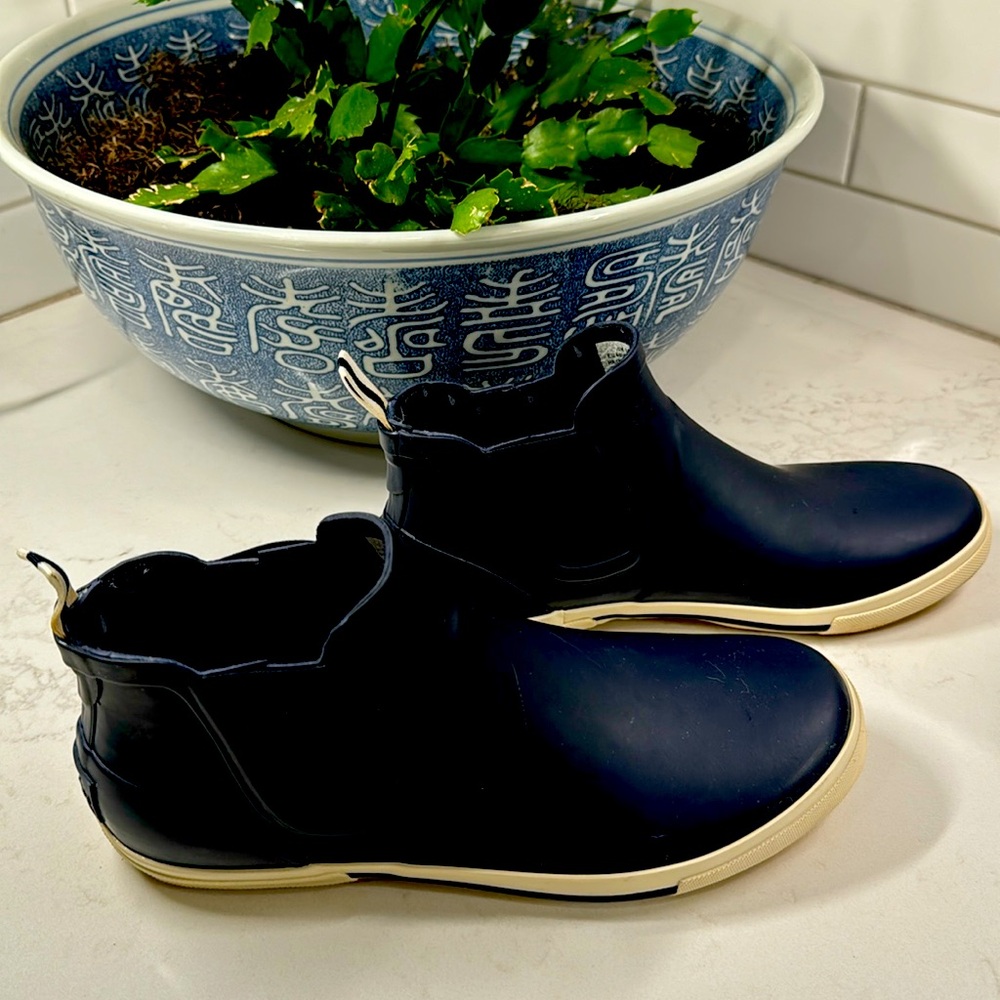 Joules Wellies. Woman’s US 9. Navy and white.